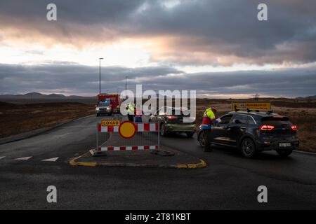 Islanda. 17 novembre 2023. I servizi di emergenza e la polizia chiedono ai residenti di Grindavik il permesso di raccogliere le cose dalle loro case. Il magma continua ad avvicinarsi alla superficie ed è prevista un'eruzione nei prossimi giorni. La polizia islandese e i servizi di emergenza hanno organizzato un giorno per consentire ad alcuni residenti di Grindavik di tornare a casa per raccogliere alcuni effetti personali. (Foto di Raul Moreno/SOPA Images/Sipa USA) credito: SIPA USA/Alamy Live News Foto Stock