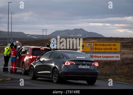 Grindavik, Islanda. 17 novembre 2023. I servizi di emergenza e la polizia chiedono ai residenti di Grindavik il permesso di raccogliere le cose dalle loro case. Il magma continua ad avvicinarsi alla superficie ed è prevista un'eruzione nei prossimi giorni. La polizia islandese e i servizi di emergenza hanno organizzato un giorno per consentire ad alcuni residenti di Grindavik di tornare a casa per raccogliere alcuni effetti personali. (Immagine di credito: © Raul Moreno/SOPA Images via ZUMA Press Wire) SOLO USO EDITORIALE! Non per USO commerciale! Foto Stock