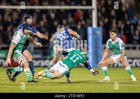 17 novembre 2023; AJ Bell Stadium, Salford, Lancashire, Inghilterra; English Premiership Rugby, sale Sharks contro Newcastle Falcons; Joe Carpenter di sale Sharks è affrontato da Iwan Stephens dei Newcastle Falcons Foto Stock