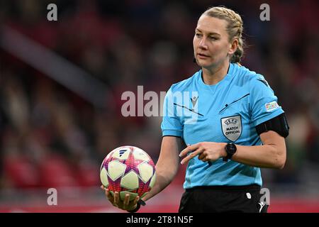 AMSTERDAM - l'arbitro Tess Olofsson durante la partita del gruppo C di UEFA Women's Champions League tra l'Ajax Amsterdam e il Paris Saint Germain alla Johan Cruijff Arena il 15 novembre 2023 ad Amsterdam, Paesi Bassi. ANP | Hollandse Hoogte | GERRIT VAN COLOGNE Foto Stock