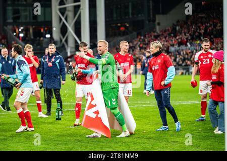 Copenhagen, Danimarca. 17 novembre 2023. Il portiere danese Kasper Schmeichel (1) celebra la vittoria e la qualificazione per la UEFA Euro 2024 dopo la partita di qualificazione tra Danimarca e Slovenia al Parken di Copenaghen. (Foto: Gonzales Photo/Alamy Live News Foto Stock