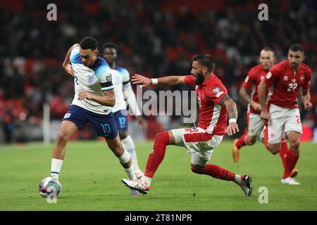 Londra, Regno Unito. 17 novembre 2023. L'inglese Trent Alexander-Arnold viene sfidato da Enrico Pepe di Malta durante la partita di qualificazione UEFA EURO 2024 tra Inghilterra e Malta al Wembley Stadium, Londra, il 17 novembre 2023. Foto di Joshua Smith. Solo per uso editoriale, licenza necessaria per uso commerciale. Nessun utilizzo in scommesse, giochi o pubblicazioni di un singolo club/campionato/giocatore. Credito: UK Sports Pics Ltd/Alamy Live News Foto Stock