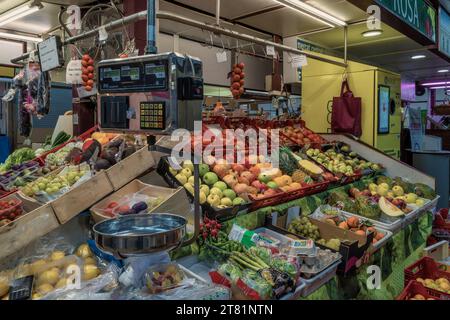 Gente che acquista cibo presso le bancarelle del mercato centrale coperto, nella città di Castellon. Comunità Valenciana, Spagna, Europa Foto Stock