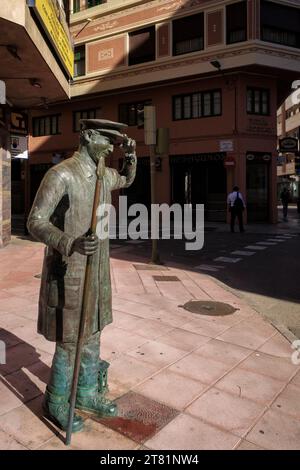 Omaggio con una scultura a grandezza naturale del lavoro del guardiano notturno in una strada nella città di Castellon, comunità autonoma di Valencia, Spagna, Europa. Foto Stock