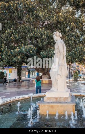 Scultura la Paz, simbolo della pace universale nella fontana di Plaza María Agustina, opera di Adsuara, scultrice di Castello e figlio preferito. Foto Stock