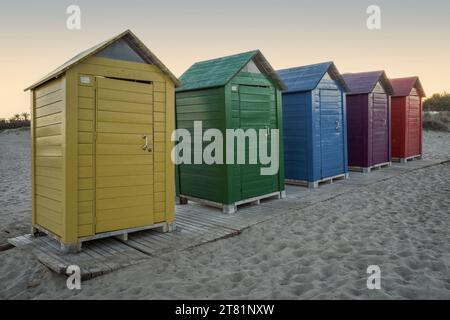 cinque capanne di legno sulla spiaggia, in fila, in giallo, verde, blu, colori viola e rosso in El Grao de Castellón, Comunità Valenciana, Spagna, Europa Foto Stock