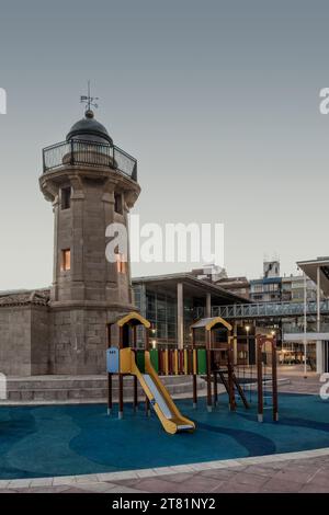 Antico faro nel porto di El Grao, lungomare della città di Castellon, Comunità Valenciana, Spagna, Europa Foto Stock