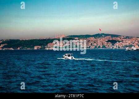 Motoscafo fotografico che corre attraverso il fiume alla luce del sole Foto Stock