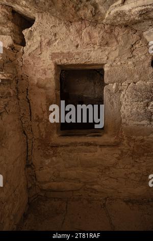 La porta conduce alla Dark Room Deep Inside Balcony House a mesa Verde Foto Stock