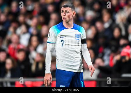 Phil Foden (7 Inghilterra) guarda la partita del gruppo C di qualificazione dei Campionati europei UEFA tra Inghilterra e Malta al Wembley Stadium di Londra venerdì 17 novembre 2023. (Foto: Kevin Hodgson | mi News) crediti: MI News & Sport /Alamy Live News Foto Stock