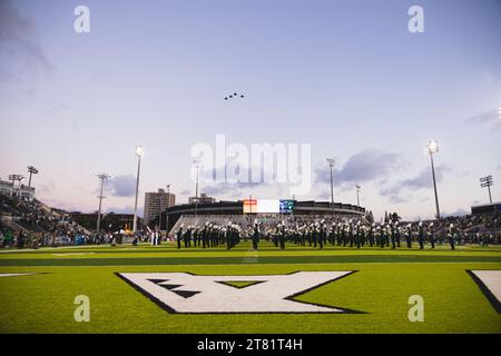 U.S. Air Force F-22 Raptors conducono un volo durante una cerimonia di apprezzamento militare prima di una partita di football commemorativa del Veterans Day presso l'Università delle Hawaii a Manoa, HI, 11 novembre 2023. I membri dei servizi statunitensi hanno partecipato a una cerimonia di apprezzamento militare, parte di un gioco commemorativo del Veterans Day, che ha visto gli Hawaii Rainbow Warriors affrontare l'Air Force Falcons. (Foto del corpo dei Marines degli Stati Uniti del sergente Brandon Aultman) Foto Stock