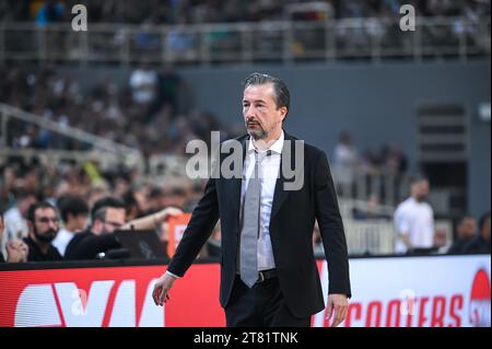 Atene, Lombardia, Grecia. 17 novembre 2023. Il capo allenatore LUCA BANCHI della Virtus Bologna durante la partita dell'Eurolega, Round 9, tra il Panathinaikos Atene e la Virtus Bologna ad Oaka Altion il 17 novembre 2023, ad Atene, in Grecia. (Immagine di credito: © Stefanos Kyriazis/ZUMA Press Wire) SOLO USO EDITORIALE! Non per USO commerciale! Foto Stock