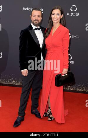 Pinar Atalay mit Ehemann Reha Omayer bei der 75. Bambi-Verleihung 2023 in der Bavaria Filmstadt. München, 16.11.2023 Foto Stock