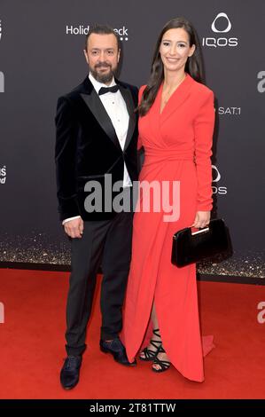 Pinar Atalay mit Ehemann Reha Omayer bei der 75. Bambi-Verleihung 2023 in der Bavaria Filmstadt. München, 16.11.2023 Foto Stock