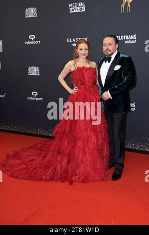 Barbara Meier mit Ehemann Klemens Hallmann bei der 75. Bambi-Verleihung 2023 in der Bavaria Filmstadt. München, 16.11.2023 Foto Stock