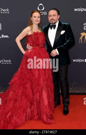 Barbara Meier mit Ehemann Klemens Hallmann bei der 75. Bambi-Verleihung 2023 in der Bavaria Filmstadt. München, 16.11.2023 Foto Stock