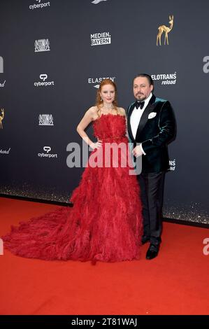Barbara Meier mit Ehemann Klemens Hallmann bei der 75. Bambi-Verleihung 2023 in der Bavaria Filmstadt. München, 16.11.2023 Foto Stock