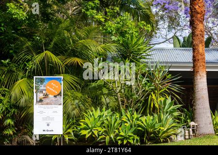 Casa australiana ad Avalon Beach Sydney venduta all'asta con l'insegna venduta sul marketing immobiliare, NSW, Australia Foto Stock