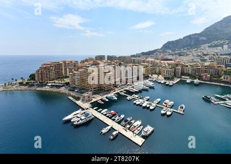 Monaco - 23 luglio 2022: Port Fontvieille è anche conosciuto come Port of Fontvieille o le Port de Fontvieille ed è situato a Monaco, che si trova Foto Stock