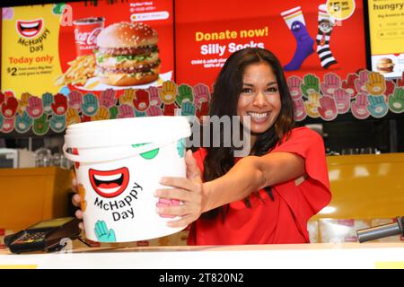 18 novembre 2023: L'ambasciatore del McHappy Day SARAH ROBERTS partecipa alle celebrazioni del McHappy Day 2023 al McDonald's Waterloo il 18 novembre 2023 a Sydney, NSW Australia (immagine di credito: © Christopher Khoury/Australian Press Agency via ZUMA Wire) SOLO PER USO EDITORIALE! Non per USO commerciale! Foto Stock