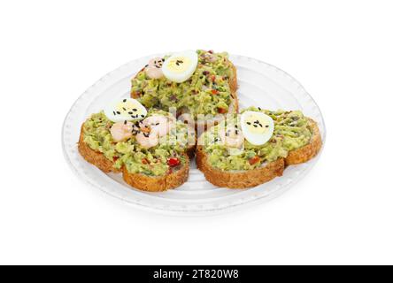 Fette di pane con guacamole saporito e uova isolate sul bianco Foto Stock