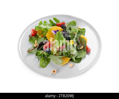 Deliziosa insalata con pomodori e fette d'arancia su sfondo bianco Foto Stock