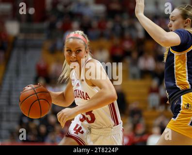 Bloomington, USA. 17 novembre 2023. BLOOMINGTON, INDIANA - 17 NOVEMBRE: La guardia degli Indiana Hoosiers Sydney Parrish (33) gioca contro Murray State durante una partita di pallacanestro femminile NCAA il 17 novembre 2023 a Bloomington, Indiana. ( Credit: Jeremy Hogan/Alamy Live News Foto Stock