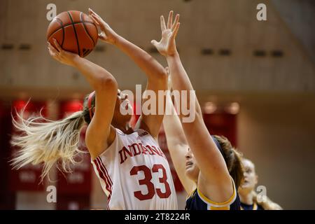 Bloomington, USA. 17 novembre 2023. BLOOMINGTON, INDIANA - 17 NOVEMBRE: La guardia degli Indiana Hoosiers Sydney Parrish (33) gioca contro Murray State durante una partita di pallacanestro femminile NCAA il 17 novembre 2023 a Bloomington, Indiana. ( Credit: Jeremy Hogan/Alamy Live News Foto Stock