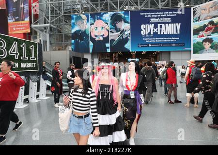 La gente partecipa alla sala espositiva Anime NYC presso il Jacob Javits Center il 17 ottobre 2023 a New York City. (Foto: Gordon Donovan) Foto Stock