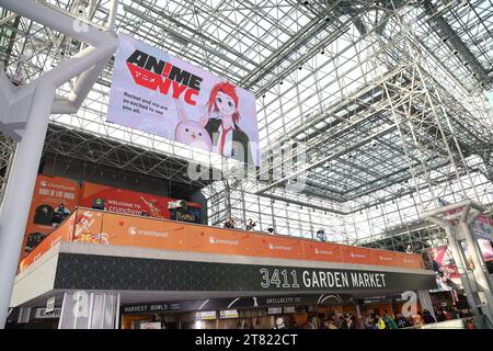 La gente partecipa alla sala espositiva Anime NYC presso il Jacob Javits Center il 17 ottobre 2023 a New York City. (Foto: Gordon Donovan) Foto Stock