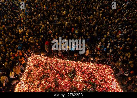 La gente accende le candele al memoriale della Rivoluzione di velluto per commemorare il 34° anniversario della Rivoluzione di velluto del 1989 in via Narodni a Praga. La Repubblica Ceca ha celebrato il 34° anniversario della Rivoluzione di velluto per commemorare gli eventi del 17 novembre 1989, quando, dopo la soppressione di una manifestazione studentesca in via Narodni, il regime comunista è presto crollato. Il drammaturgo e attivista per i diritti umani Vaclav Havel divenne presidente poco dopo la caduta del regime comunista. (Foto di Tomas Tkacik/SOPA Images/Sipa USA) Foto Stock