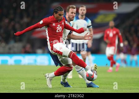 Londra, Regno Unito. 17 novembre 2023. L'inglese Harry Kane e il maltese Yannick Yankam gareggiano per il pallone durante la partita di qualificazione UEFA EURO 2024 tra Inghilterra e Malta al Wembley Stadium, Londra, il 17 novembre 2023. Foto di Joshua Smith. Solo per uso editoriale, licenza necessaria per uso commerciale. Nessun utilizzo in scommesse, giochi o pubblicazioni di un singolo club/campionato/giocatore. Credito: UK Sports Pics Ltd/Alamy Live News Foto Stock