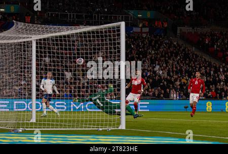 Londra, Regno Unito. 18 novembre 2023. Enrico Pepe (2° R) di Malta segna un proprio gol durante la partita di qualificazione A UEFA EURO 2024 gruppo C tra Inghilterra e Malta a Londra, in Gran Bretagna, il 17 novembre 2023. Crediti: Xinhua/Alamy Live News Foto Stock