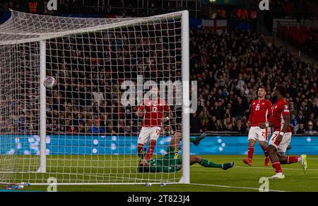 Londra, Regno Unito. 18 novembre 2023. Enrico Pepe (1st L) di Malta segna un proprio gol durante la partita di qualificazione A UEFA EURO 2024 gruppo C tra Inghilterra e Malta a Londra, in Gran Bretagna, il 17 novembre 2023. Crediti: Xinhua/Alamy Live News Foto Stock