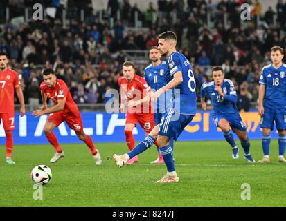 Roma, Italia. 17 novembre 2023. L'italiano Jorginho perde il calcio di rigore durante una partita del gruppo C delle qualificazioni europee UEFA tra Italia e Macedonia del Nord a Roma, 17 novembre 2023. Credito: Alberto Lingria/Xinhua/Alamy Live News Foto Stock