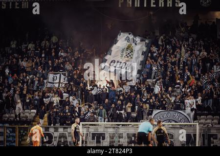 Tifosi durante la partita di Liga Portugal 23/24 tra Boavista FC e Sporting CP all'Estadio do Bessa Seculo XXI, Porto, Portogallo. (Maciej Rogowski) Foto Stock