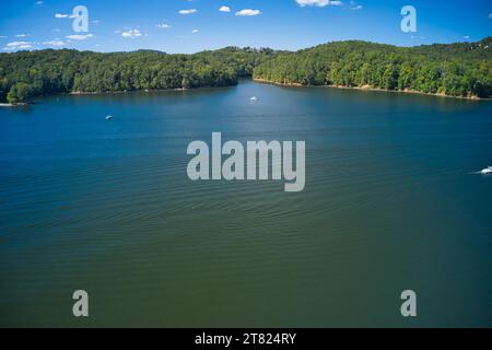 Il lago Allatoona è un luogo molto popolare per attività ricreative e sport acquatici. Durante l'estate questo lago è pieno di persone che godono di moto d'acqua, barca Foto Stock