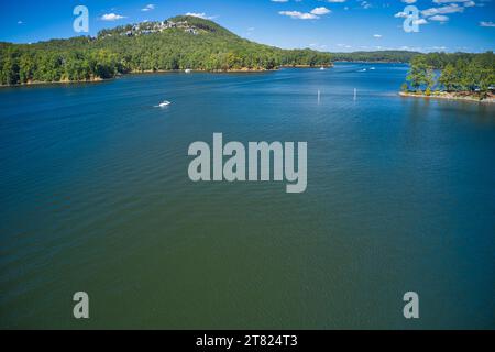 Il lago Allatoona è un luogo molto popolare per attività ricreative e sport acquatici. Durante l'estate questo lago è pieno di persone che godono di moto d'acqua, barca Foto Stock