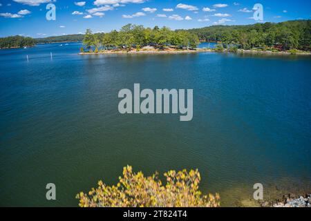 Il lago Allatoona è un luogo molto popolare per attività ricreative e sport acquatici. Durante l'estate questo lago è pieno di persone che godono di moto d'acqua, barca Foto Stock