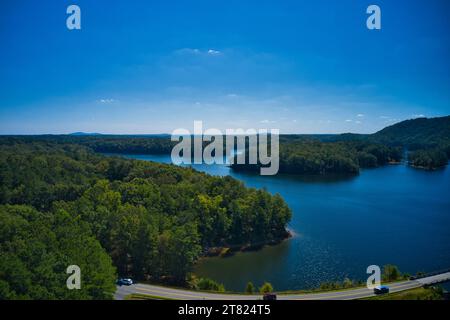 Il lago Allatoona è un luogo molto popolare per attività ricreative e sport acquatici. Durante l'estate questo lago è pieno di persone che godono di moto d'acqua, barca Foto Stock