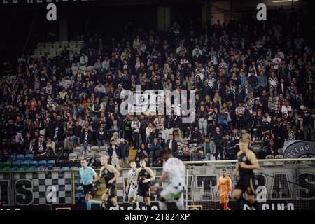 Tifosi durante la partita di Liga Portugal 23/24 tra Boavista FC e Sporting CP all'Estadio do Bessa Seculo XXI, Porto, Portogallo. (Maciej Rogowski) Foto Stock