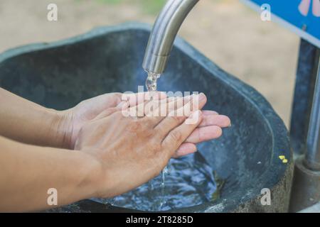 Lavarsi le mani con acqua e sapone al rubinetto, concetto di igiene Foto Stock