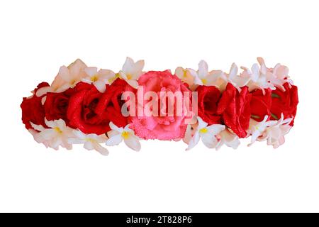 ghirlanda di fiori rossi e bianchi isolata su uno sfondo bianco con sentiero di ritaglio Foto Stock