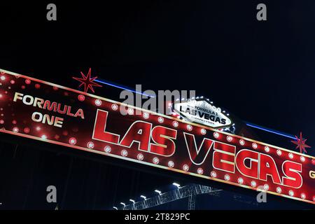 Las Vegas, Stati Uniti. 17 novembre 2023. Atmosfera del circuito. 17.11.2023. Campionato del mondo di Formula 1, Rd 22, Gran Premio di Las Vegas, Las Vegas, Nevada, USA, giorno di qualificazione. Il credito fotografico dovrebbe essere: XPB/Press Association Images. Credito: XPB Images Ltd/Alamy Live News Foto Stock