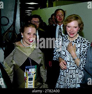 New York, New York. USA, 14 luglio 1992 l'ex First Lady Rosalynn Carter viene scortata al fronte della Convention Nazionale Democratica a Madison Square Garden. Copyright: XMarkxReinstein inx credito: Imago/Alamy Live News Foto Stock