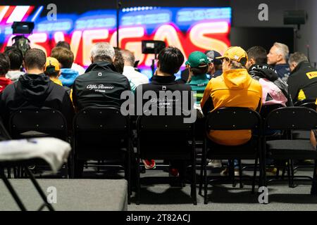 Las Vegas, Stati Uniti. 17 novembre 2023. I piloti assistono a un briefing prima della terza sessione di prove libere e si qualificano per il Gran Premio di Formula uno di Las Vegas al Las Vegas Strip Circuit di Las Vegas venerdì 17 novembre 2023. Foto di Greg Nash Credit: UPI/Alamy Live News Foto Stock