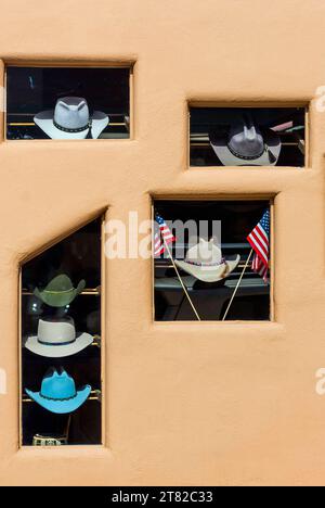 Cappelli da cowboy, cappello, cowboy, contadino, souvenir, America, in una mostra a Santa Fe, USA Foto Stock