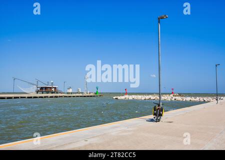 Entrata del porto di Porto Garibaldi, Lidi di Comacchio, Emilia-Romagna, Italia Foto Stock