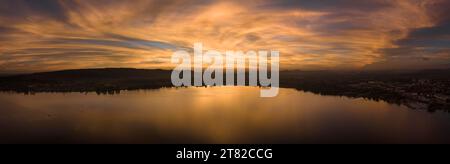 Panorama aereo di Untersee, la parte occidentale del lago di Costanza dopo il tramonto, le montagne Hegau all'orizzonte, il quartiere di Costanza Foto Stock