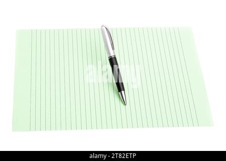 Penna e carta a colori su un sfondo isolato Foto Stock